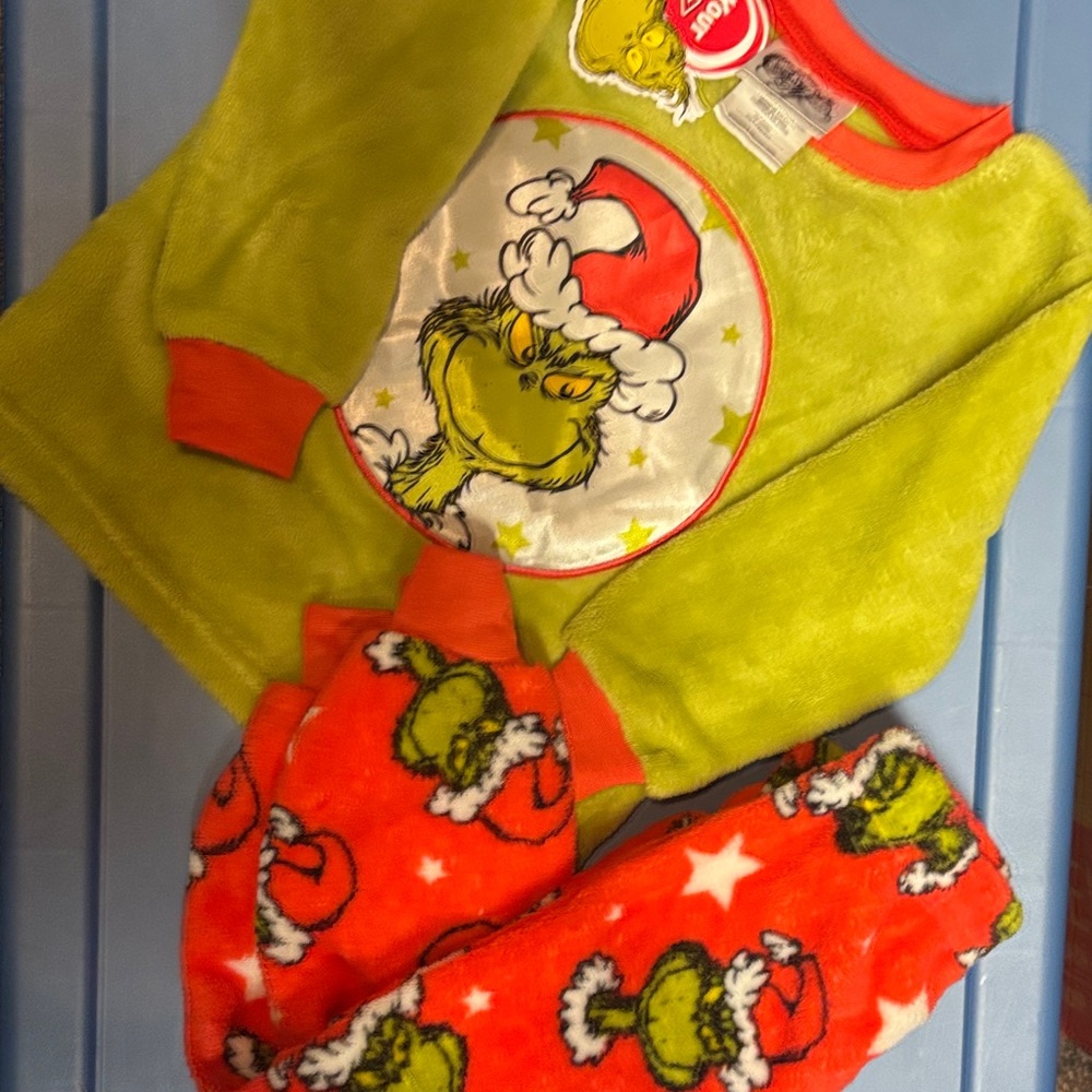 Dr. Seuss Cozy Fleece Grinch Kids Pajamas - Green and Red